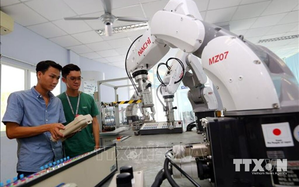 Công nghệ cao trở thành nền tảng cho kinh tế phát triển mạnh mẽ và bền vững. (Ảnh: TTXVN) Công nghệ cao trở thành nền tảng cho kinh tế phát triển mạnh mẽ và bền vững. (Ảnh: TTXVN)